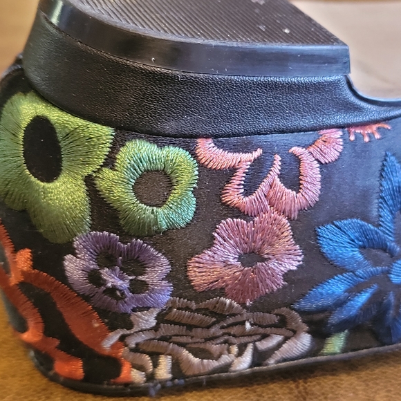 Darling Tahari pointed flats - Picture 3 of 4